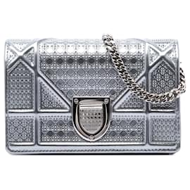 Borsa a tracolla Diorama con patta in pelle verniciata metallizzata Microcannage Silver Dior Baby