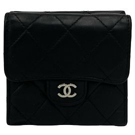 Chanel Matelassé Coco Mark Tri-fold Portemonnaie aus schwarzem Lammleder