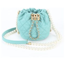 Bolso de hombro Chanel Matelassé de piel de cordero con perlas