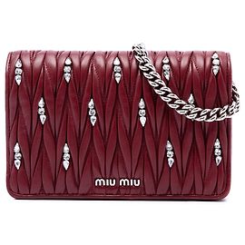 Portafoglio con catena Miu Miu in pelle di agnello matelassé rosso con strass