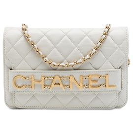 Portafoglio Chanel White Quilted Calfskin Enchained Flap Wallet on Chain