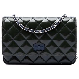 Chanel Reissue 2.55 Wallet On Chain aus grünem gestepptem Lackleder