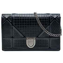 Portafoglio a catena Diorama Microcannage in vernice metallizzata nera Dior