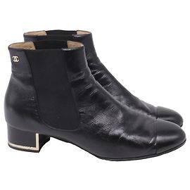 Botines Chelsea de Chanel con detalle metálico en el tacón en piel negra