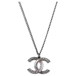 Collana CHANEL COCO con logo e pietra, in metallo argentato, con logo CC, autentica yk20638M