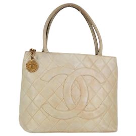 Bolso tote CHANEL en piel de cordero beige con logotipo CC, auténtico bs12535