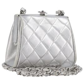 CHANEL Pochette a spalla con catena in pelle Matelassé Silver CC Auth 197202A