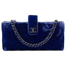 Portacellulare Chanel Mini CC in velluto matelassé blu con tracolla a catena