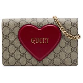 Bolso bandolera con cadena Gucci GG Supreme rojo con adornos de corazón