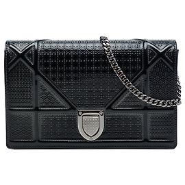 Borsa a tracolla Diorama Wallet on Chain in vernice metallizzata Microcannage nera Dior