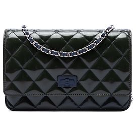 Borsa a tracolla Wallet On Chain Reissue 2.55 in vernice matelassé verde Chanel