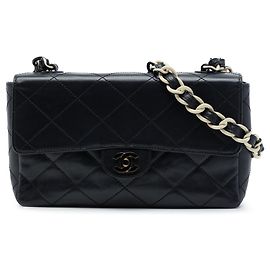 Bolsa de Ombro Chanel Medium Quilted Lambskin Single Flap em couro de cordeiro matelassê preto com corrente de resina
