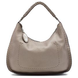 Fendi Selleria Schultertasche aus metallischem Narbenleder in Braun