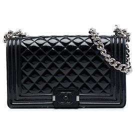 Chanel Boy Flap Crossbody Bag aus lackiertem Steppleder in Schwarz, Größe Old Medium