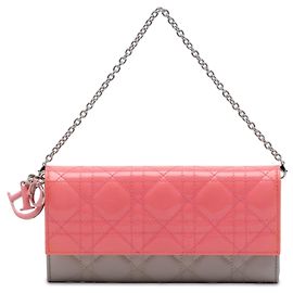 Borsa Lady Dior Wallet On Chain in pelle d'agnello bicolore e vernice Cannage grigia