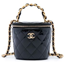 Vanity case Chanel in pelle verniciata matelassé nera con manico superiore e tracolla a catena
