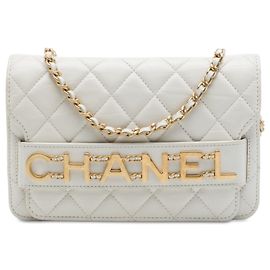 Borsa crossbody Chanel Flap Wallet on Chain in vitello matelassé bianca con catena