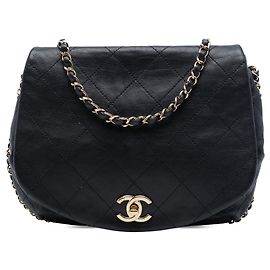 Borsa a tracolla Chanel CC in pelle di vitello trapuntata nera con catena, modello Saddle Flap