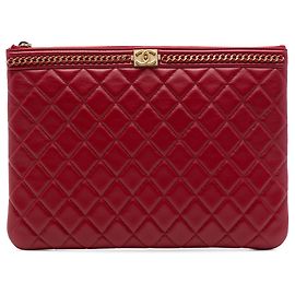 Clutch Chanel Boy O Case Medium de piel de cordero acolchada roja con cadena