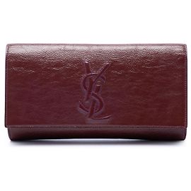 Clutch Belle De Jour Grande de charol texturizado con monograma rojo Saint Laurent