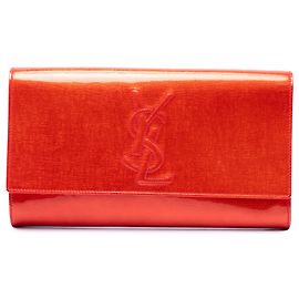 Clutch Belle De Jour Grande em couro patente texturizado com monograma Orange Saint Laurent