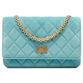 Borsa a tracolla Chanel Reissue 2.55 Wallet on Chain in velluto matelassé blu