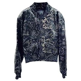 Abrigo Chanel de cuero negro