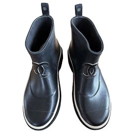Chanel CC-Logo Stiefeletten aus schwarzem Gummi