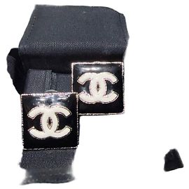 Orecchini Chanel a lobo in smalto motivo quadrato