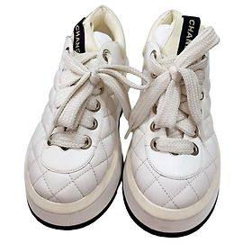 Sneakers Chanel in pelle bianca con suola platform