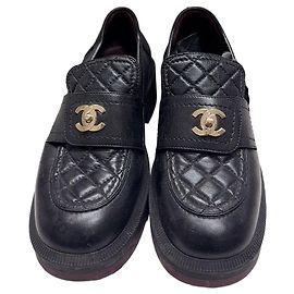 Mocassini Chanel in pelle nera con fibbia oro Taglia 36
