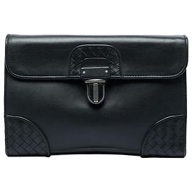 Clutch Bottega Veneta de napa negra con ribete Intrecciato y cierre slide lock