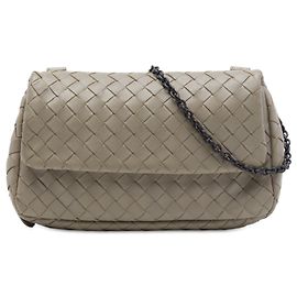 Bottega Veneta Mini Borsa a Tracolla con Patta e Catena Espandibile in Nappa Intrecciato Beige