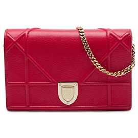 Portafoglio Diorama con catena Dior in pelle di vitello grana rossa