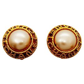 Orecchini a clip Chanel dorati con perla sintetica