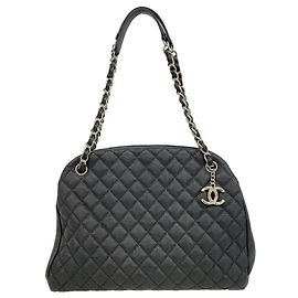 Bolso de hombro Chanel Matelassé con cadena en negro