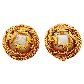 Orecchini a clip Chanel dorati con perla sintetica