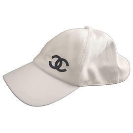 Cappellino Chanel in cotone bianco