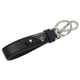 Llavero Prada con placa de logotipo triangular