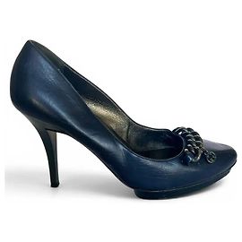 Gucci Navyblaue Lederpumps mit Ketten-Detail