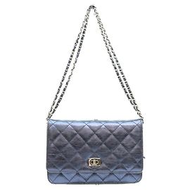 Borsa a tracolla portafoglio Chanel in vitello blu navy metallizzato