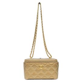 Bolso de hombro Chanel 2023 Cruise CC Dynasty en piel de cordero dorada