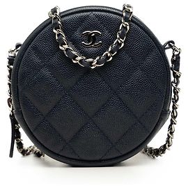 Clutch rotonda Chanel CC matelassé in caviar blu con catena, borsa a tracolla