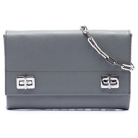 Borsa a tracolla con patta e catena Prada Saffiano Cuir con chiusura twist, Grigio