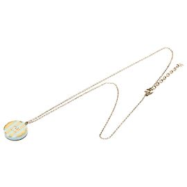 Collana Chanel CC placcata oro con pendente rotondo in resina a righe e strass
