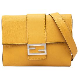 Borsa Crossbody Fendi Selleria Flat Baguette in pelle gialla