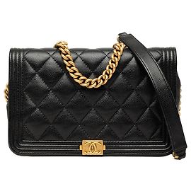 Borsa a tracolla Chanel Boy Wallet on Chain in pelle caviar matelassé nera