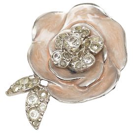 Spilla Chanel CC in ottone smaltato argento con strass e camelia