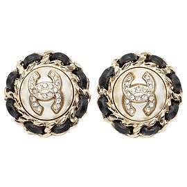 Orecchini a clip rotondi Chanel CC placcati oro in pelle intrecciata, strass e perle sintetiche