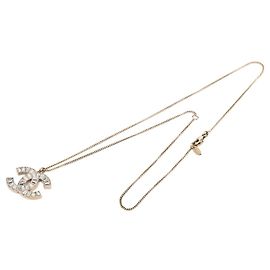 Collana con pendente Chanel CC in ottone e strass dorato